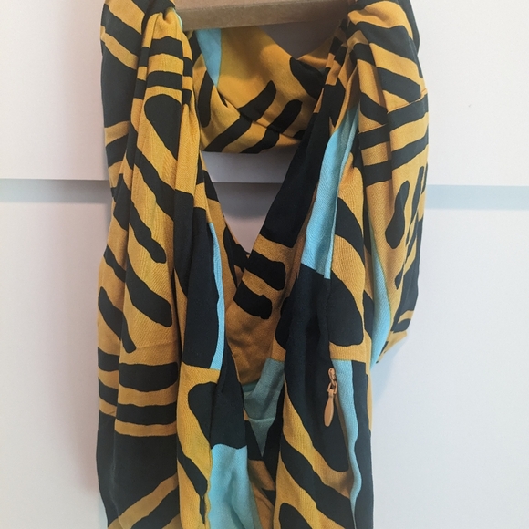 WNDR LN Travel Scarf with Passport Pocket - Picture 5 of 5